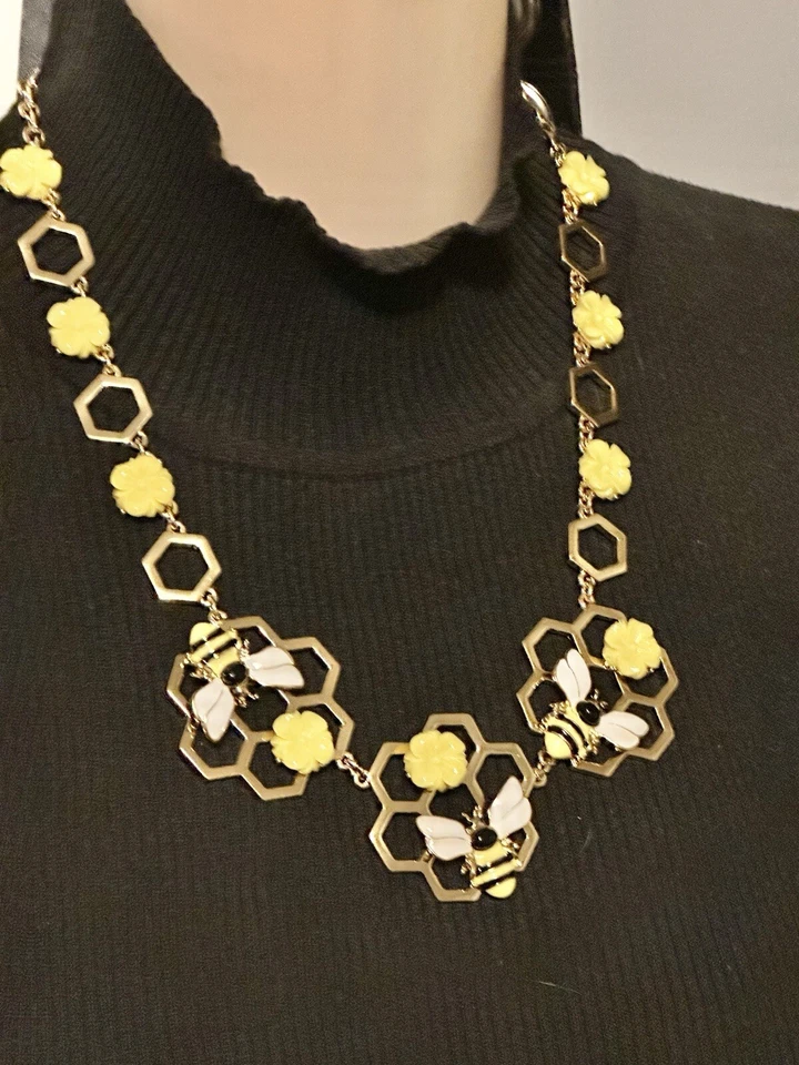 Collar Flor Amarilla Peine Abejorro y Miel Esmaltado Tono Dorado, Talbots Firmado Foto 2 de 4