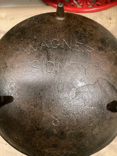 OLD WAGNER SIDNEY O ARC LOGO CAST IRON #8 3 LEGGED BEAN POT w/ RING