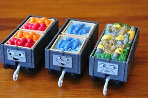 THOMAS CARRIAGES TRACKMASTER 1 x TROUBLESOME TRUCK Fish, Fruit, Recycling LOAD | eBay