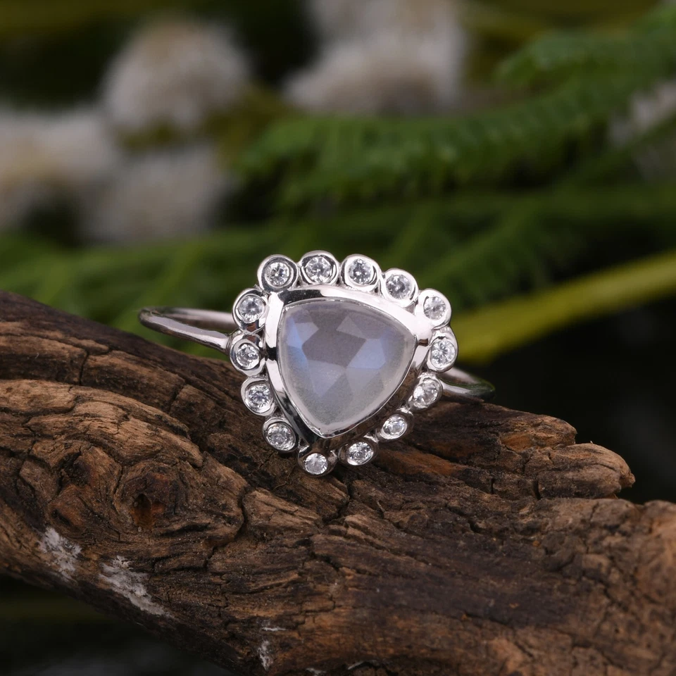 Великолепное помолвочное кольцо из белого золота 14 карат с треугольником и муассанитом - Изображение 3 из 4