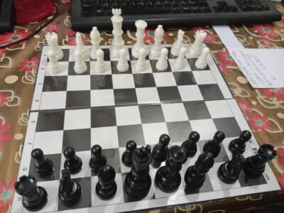 SMALL CHESS PIECE  & BOARD LIGHT WEIGHT  PLASTIC  ELEGANT EASY WASH UNBREAKABLE