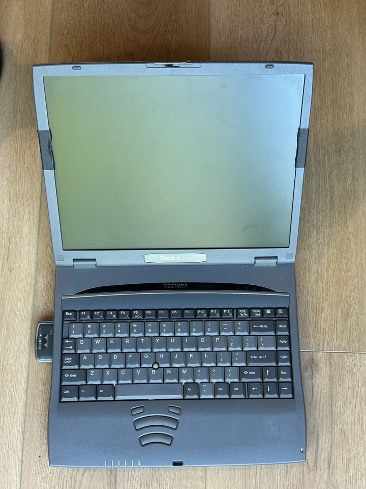 Portátil Toshiba Tecra 8100 14,1" PT810U-13CF3 - Para piezas sin probar Foto 2 de 4