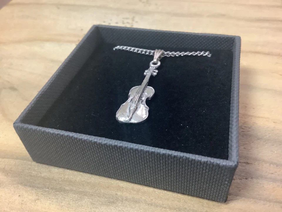 Violin Silver Pewter Pendant On A Chain Foto 3 de 4
