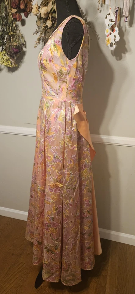 Vestido de baile rosa vintage años 60 con adornos como está Foto 3 de 4