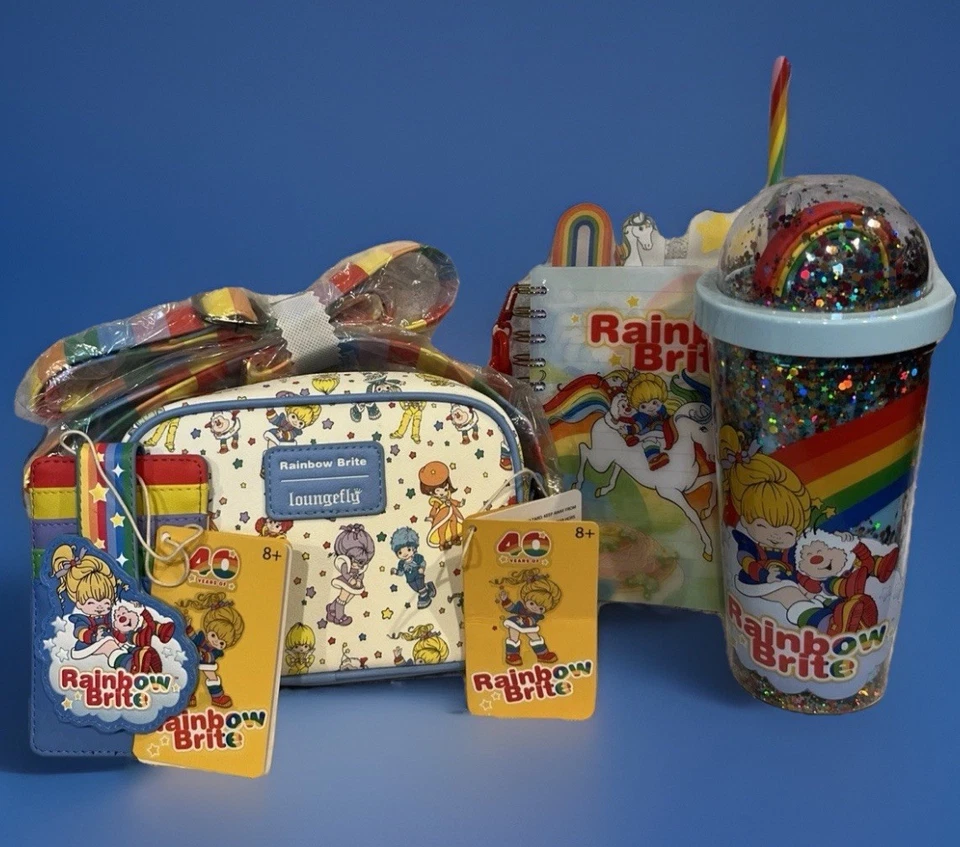Lote de 4 piezas de bolsa LoungeFly Rainbow Brite y tarjetero y vaso MadEngine y diario Foto 2 de 4