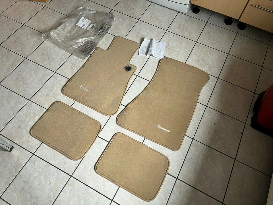 NEU NOS Original Mercedes W107 R107 C107 Fussmatten CREME L+R Floor Mats OEM - Bild 1 von 4