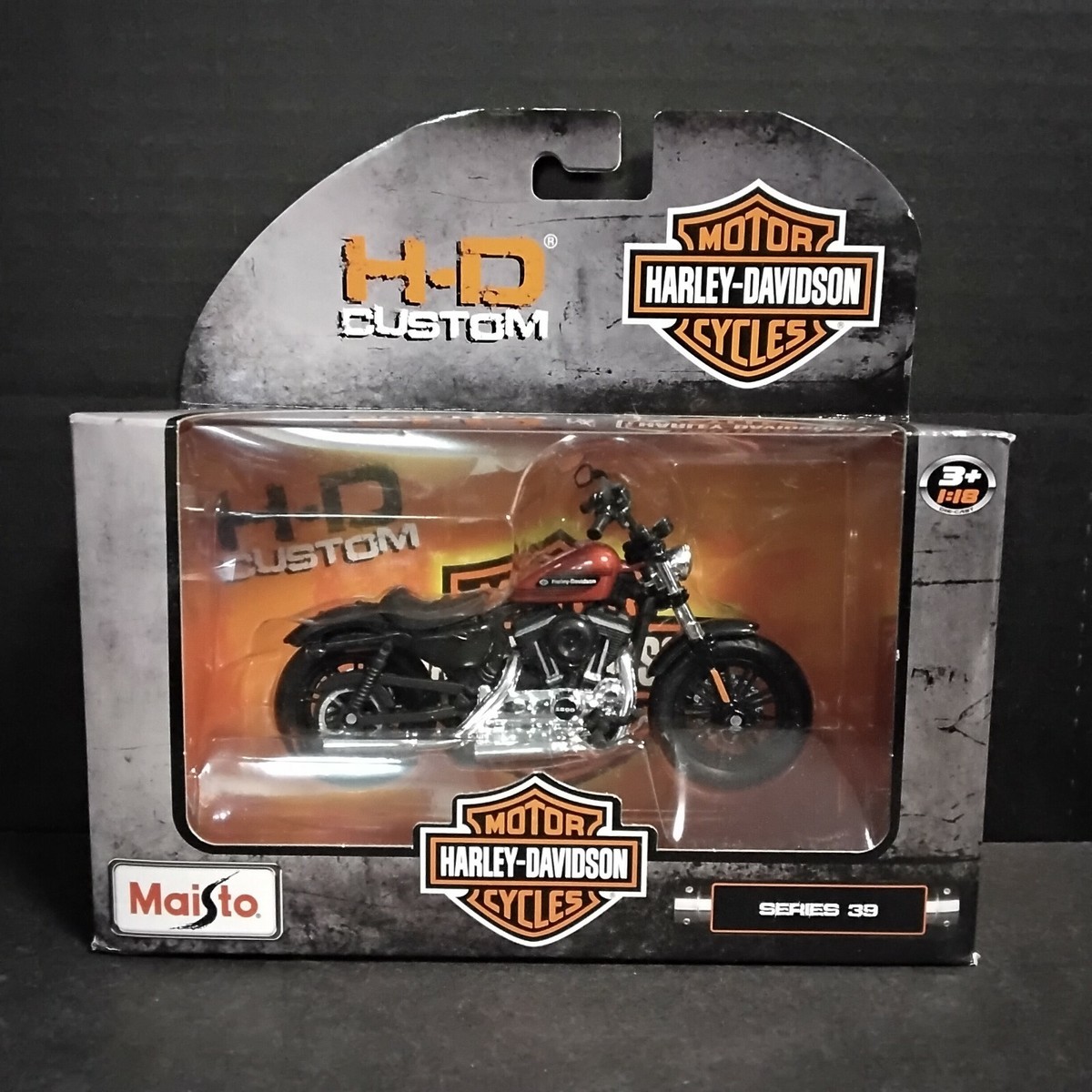 MAISTO HARLEY-DAVIDSON H-D CUSTOM SERIES 38 & 39 1:18 SCALE