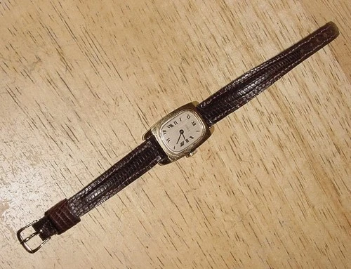 LADIES VTG TIMEX GOLD TONE CLASSIC MECHANICAL WRIST WATCH W/LIZARD BAND-RUNS