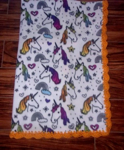 MANTA UNICORNIO PONY COLORIDA BEBÉ/NIÑO PEQUEÑO-FLEECE DORADO FESTONEADO CROCHET-BORDE Foto 2 de 3