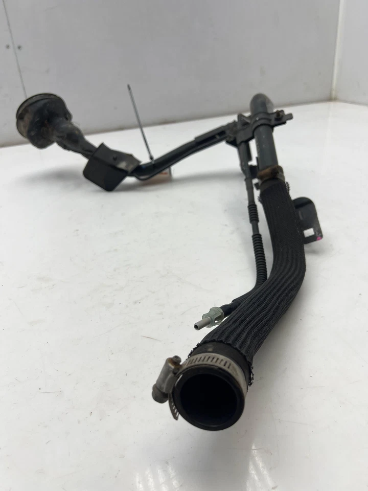 Nissan Versa Note 2014-2019 montaje de cuello de llenado de combustible OEM 172203VZ1A Foto 4 de 4