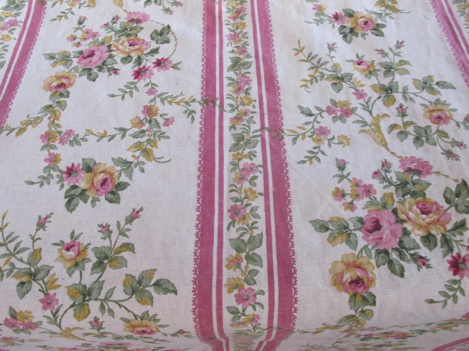 TISSU ANCIEN IMPRIME  MAIN " ESTRAMADURE"  A DECOR DE ROSES POUR CREATION - Photo 2/4