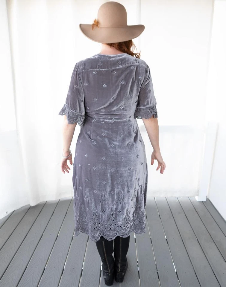 VESTIDO DE VELUDO Johnny Was Lola Wrap Vestido Midi Cinza/Lavanda Extra Grande 14-16 Férias - Imagem 2 de 4