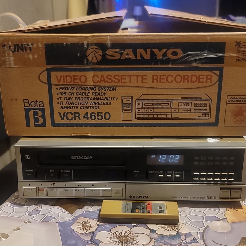 SANYO VCR 4650 Betacord Beta Video Cassette Recorder 3-Head w/ Remote & Box