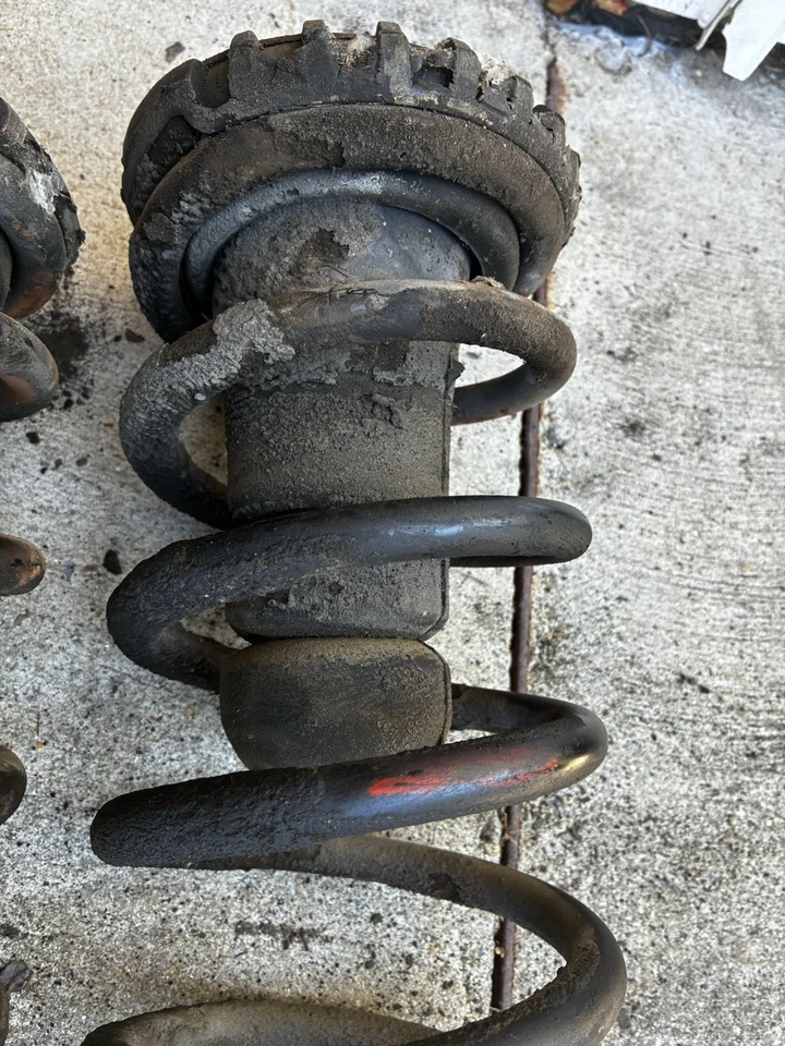 1989 Classic Saab 900 conjunto de mola helicoidal frontal conversível com montagem superior de borracha - Imagem 4 de 4