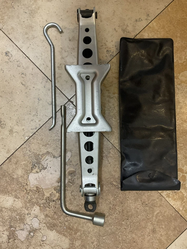 13-14-15-16-17-18-19-20 Nissan NV 200 gato de neumático y herramientas OEM Foto 3 de 4