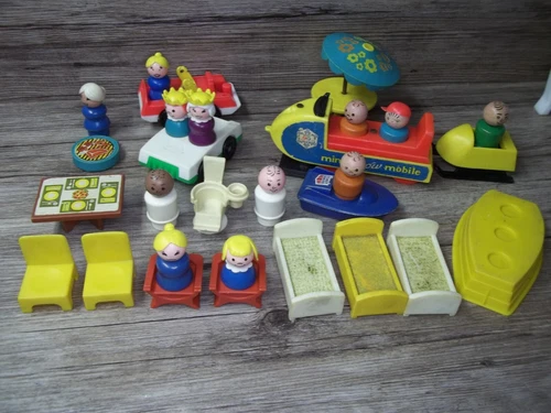 large lot of vintage Fisher Price toys pieces and figures          Z52