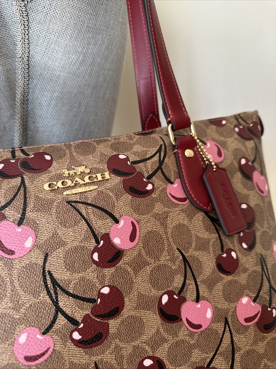 トートバッグ COACH Gallery Tote Bag In Signature Canvas With Cherry CAA71 Coach Gallery Tote Bag In Signature Canvas With Cherry Print