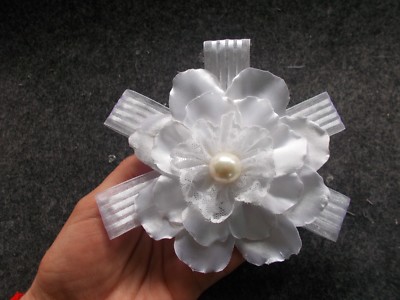 TOCADO PARA NIÑA COMUNIÓN REALIZADO CON FLOR DE RASO Y CINTAS DE ORGANZA.