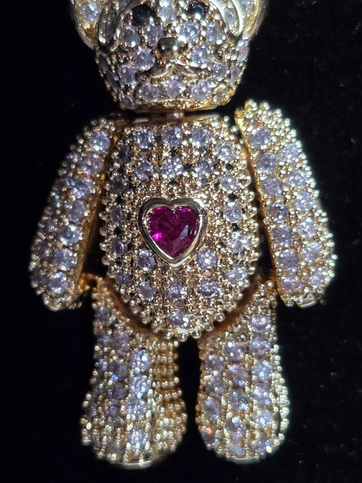 Collar colgante de oso de peluche helado tono dorado circonita cúbica pavé corazón rojo articulado... Foto 2 de 4