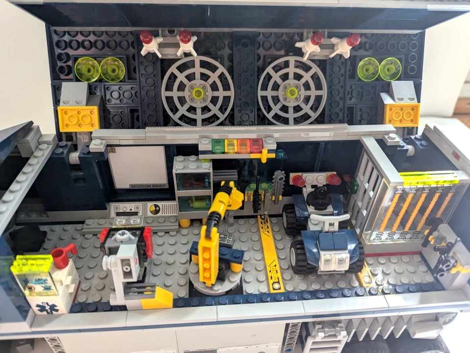 LEGO Agents: Mobile Command Center (8635) Complete Set W/ Box and Instructions - Image 3 of 4
