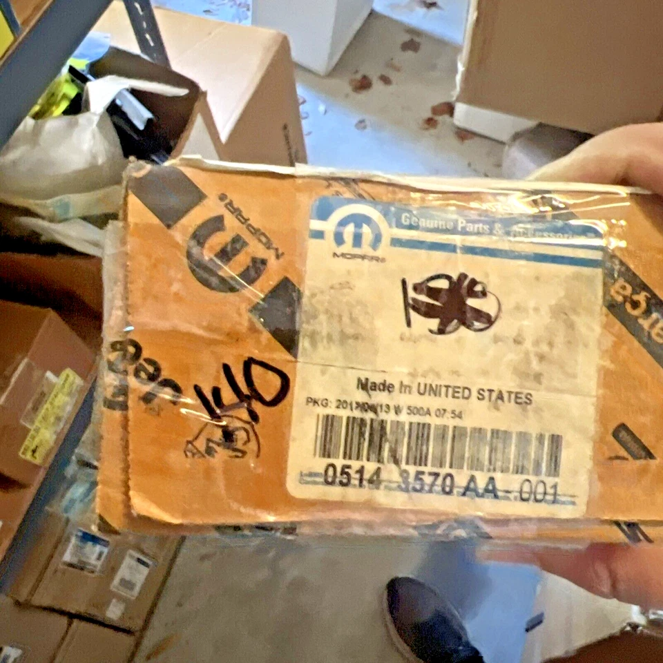 Conjunto de rótula de brazo de control inferior delantero original OEM Mopar 2004-09 5143570AA Foto 3 de 3