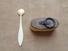 TABATIÈRE EN OS AVEC SON COUVERCLE EN BOIS AVEC ANNEAU - ET SA DOSETTE (RARE)