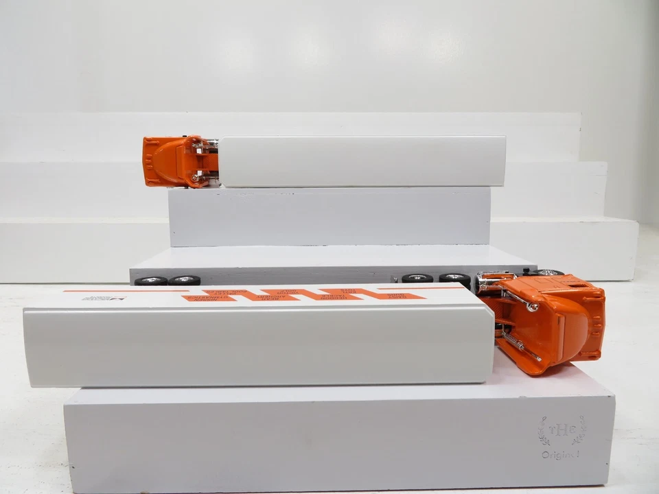 ERTL Lot of 2 Kenworth 1993 Victor Products Tractor Trailers LN 8146 - Image 4 of 4