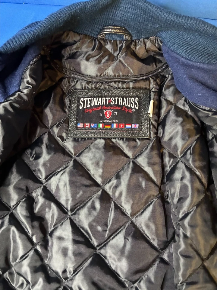 Chaqueta Universitaria Vintage Stewart Strauss Unisex Azul Marino Lana y Cuero Genuino Foto 3 de 4