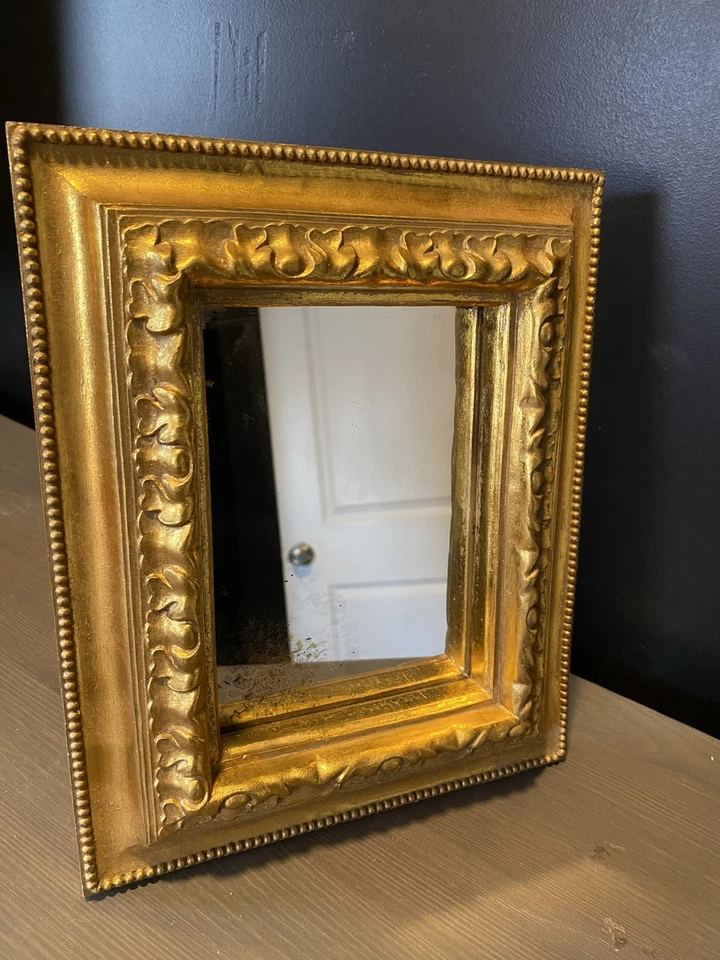 Espejo de mesa vintage dorado con marco Foto 4 de 4