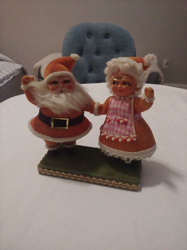 Vintage Felt Flocked Blow Mold Dancing Santa & Mrs Claus on Base, Hong Kong - Picture 2 of 11