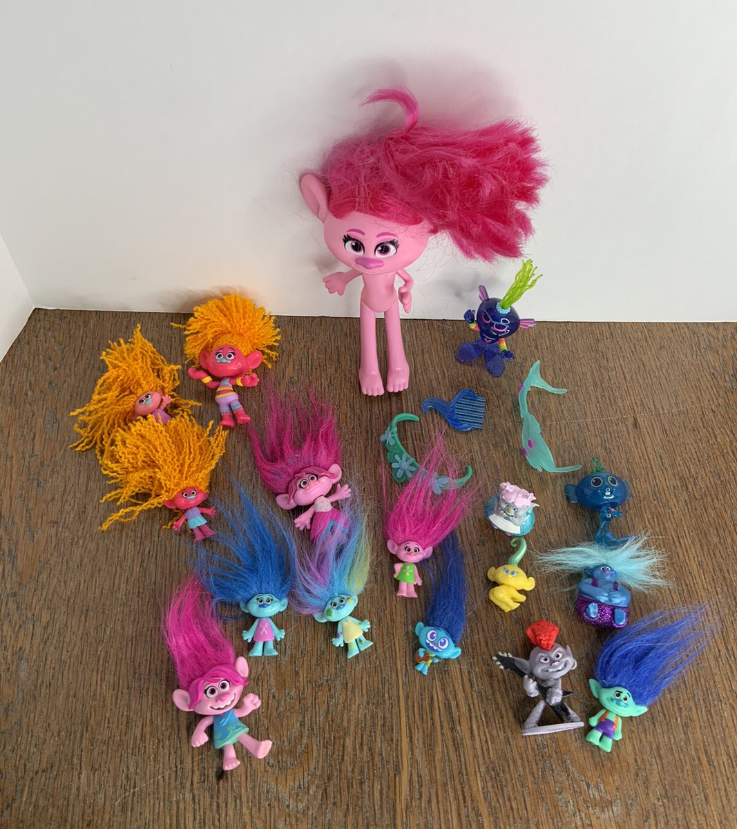 Trolls DreamWorks World Tour Caterbus Adventure True Friends 17 Figure Lot