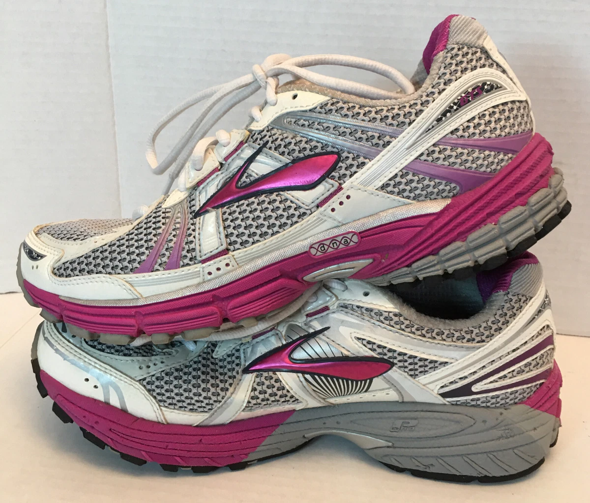 BROOKS Adrenaline GTS 12 Womens Size 9.5B White Gray Pink Running
