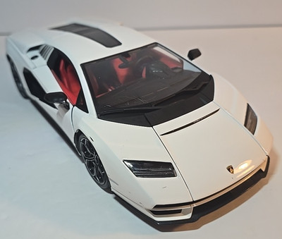 Maisto Lamborghini Countach LPI 800-4 DieCast 1/18 White