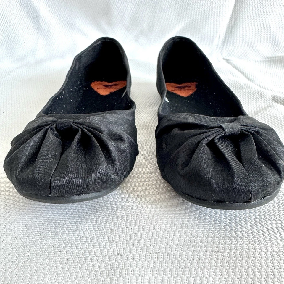 Sapato plano Rocket Dog "Mimi" feminino tamanho 6 esbelto preto balé com biqueira borboleta - Imagem 3 de 4