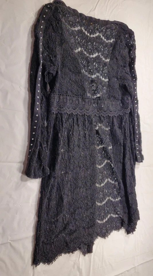 Cardigã Rebellion Girls PRETO CRAVEJADO DE RENDA CAMURÇA SINTÉTICA ESPANADOR Tamanho Pequeno  - Imagem 3 de 4