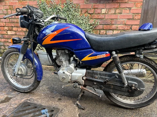 2002 Honda CG 125 spares or repairs or easy project restoration barn find - Picture 1 of 20