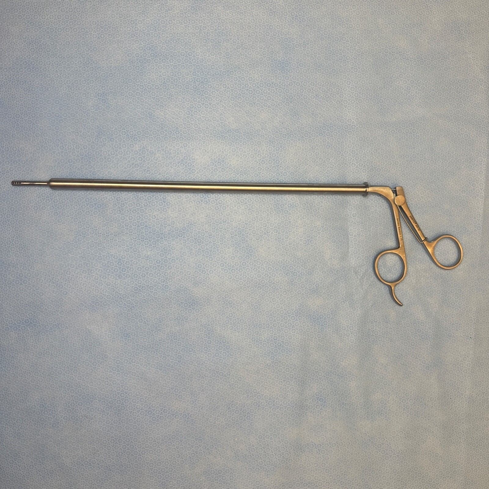 Pince à Cliquet Laparoscopique Jarit 600-100 - Longueur 32 Cm, Diamètre 5 Mm, Occasion (instrument Retiré Du Service)