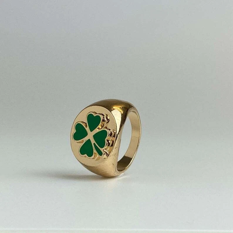 Anillo de trébol meñique de metal macizo esmaltado verde enchapado en oro amarillo de 14K plateado para hombre Foto 2 de 4
