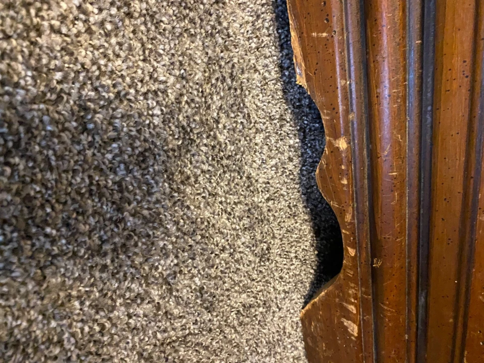 Antiguo armario de roble tallado del siglo XIX Foto 2 de 2