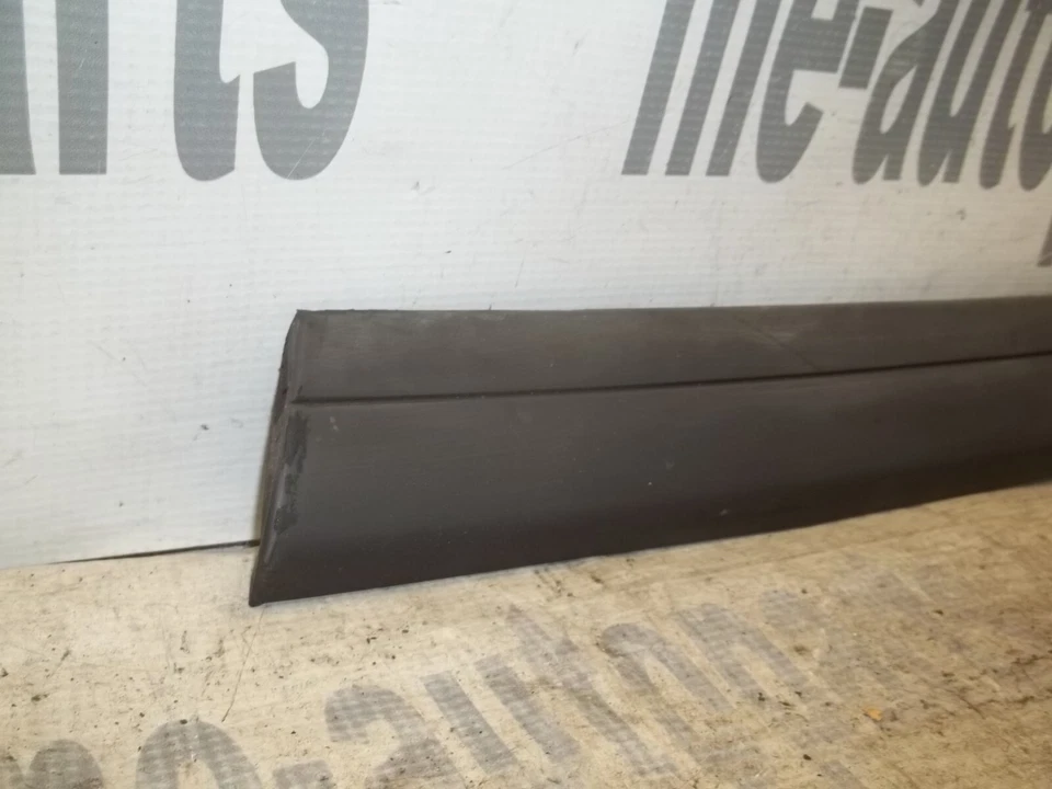 Mercedes-Benz Clase E W124 1986-1989 OEM guardabarros delantero derecho moldura inferior Foto 3 de 4