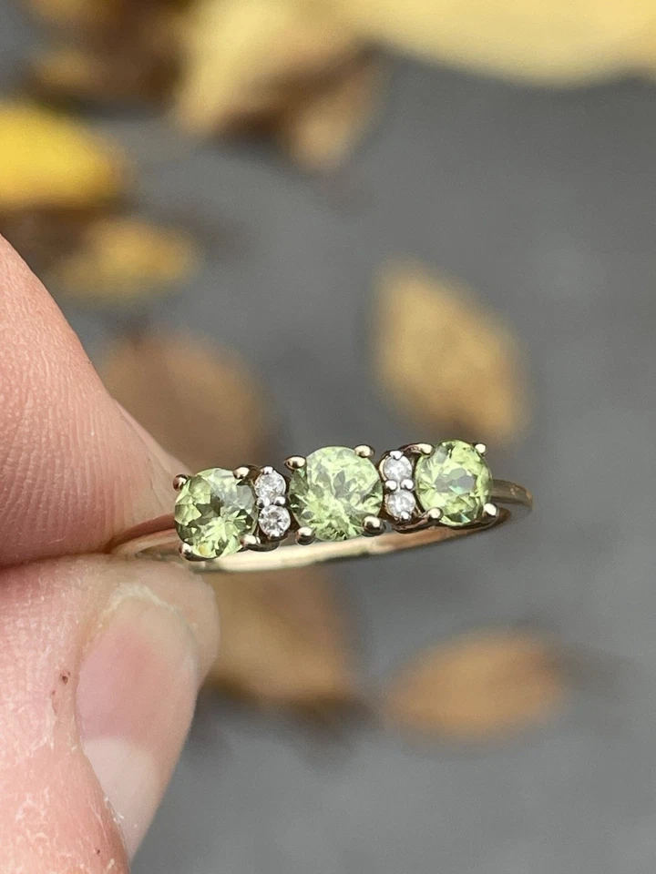 9ct Gold Diamond Three Stone Peridot Ring, 9k 375 - Image 4 of 4