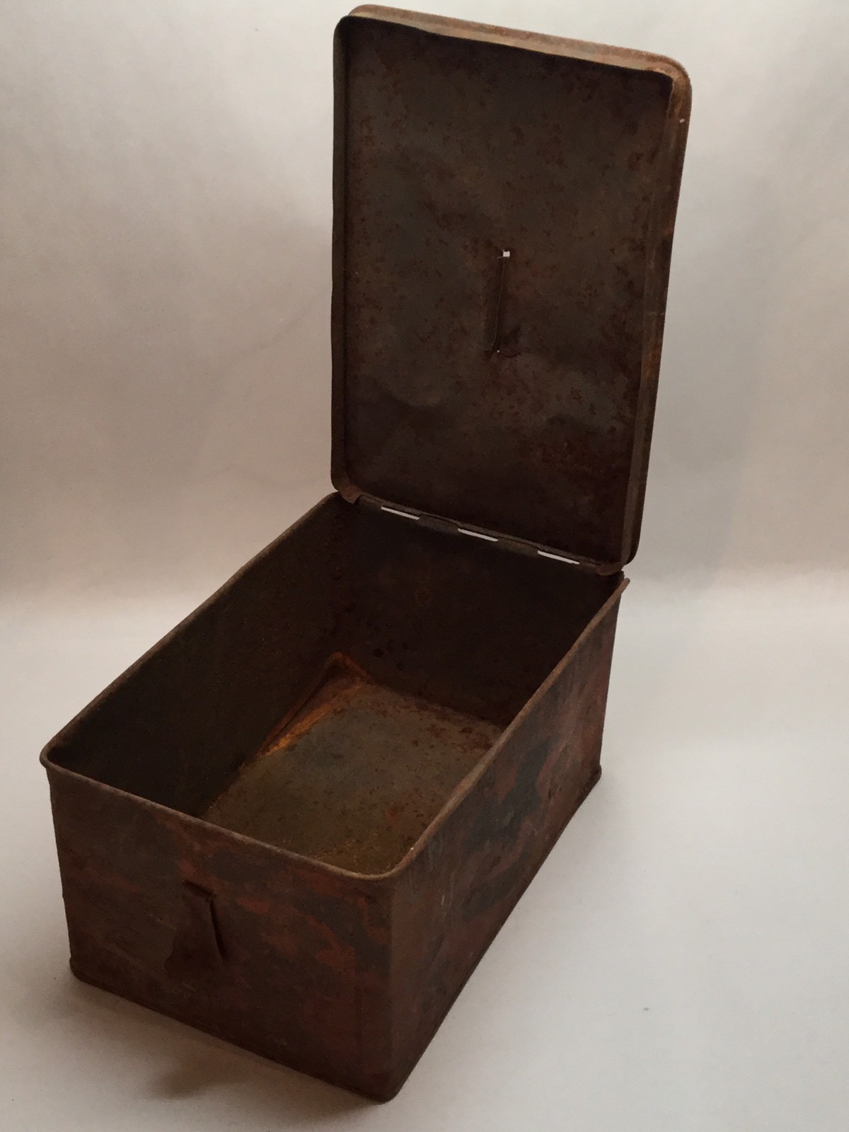 Union Leader Cut Play Tobacco Metal Tin Primitive Rustic Advertising Red Vintage