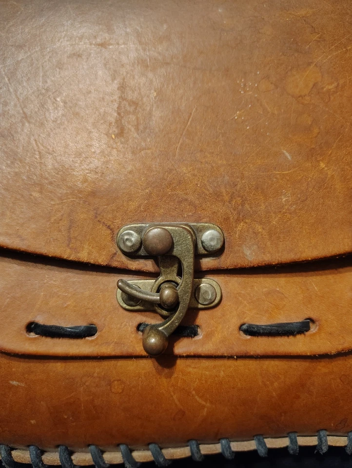 Bolso bandolera vintage de cuero cosido a mano Foto 4 de 4