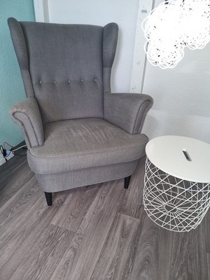 Super Bequemer IKEA Ohrensessel Strandmon plus Ikea KVISTBRO Aufbewahrungstisch