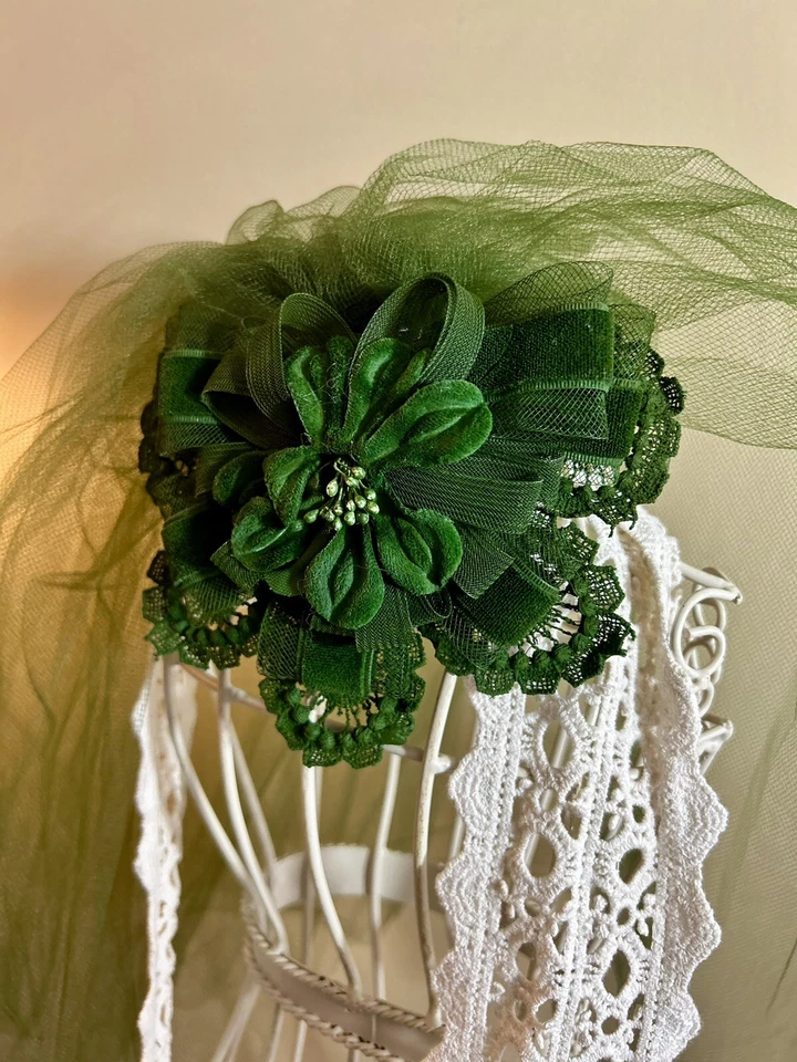 Tocado Fascinator Vintage Años 70 VERDE Terciopelo TUL FLORAL Boda Elegante Foto 3 de 4