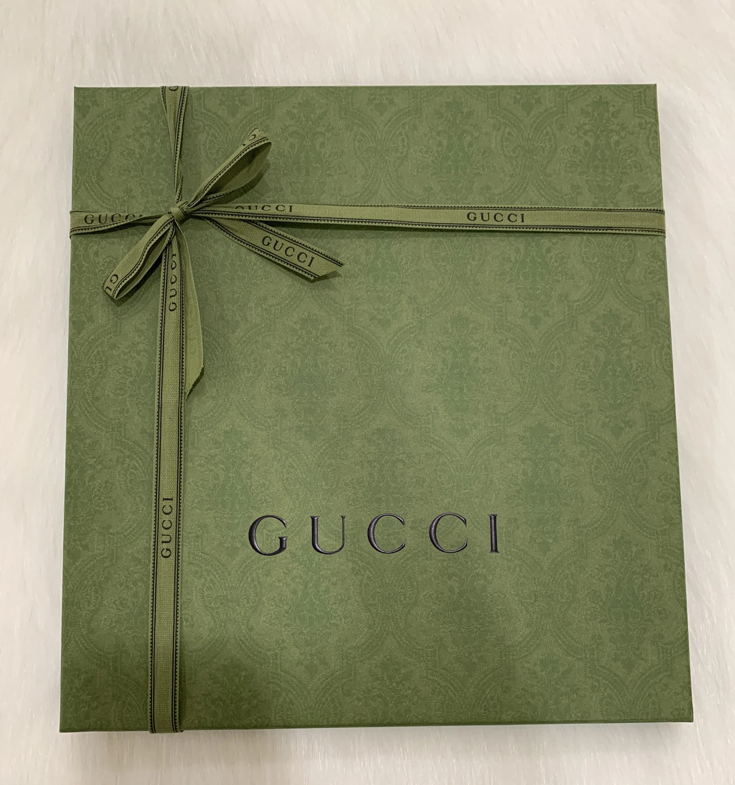 Authentique boîte cadeau verte Gucci ruban et ensemble tissu (idéal pour vêtements et écharpe)