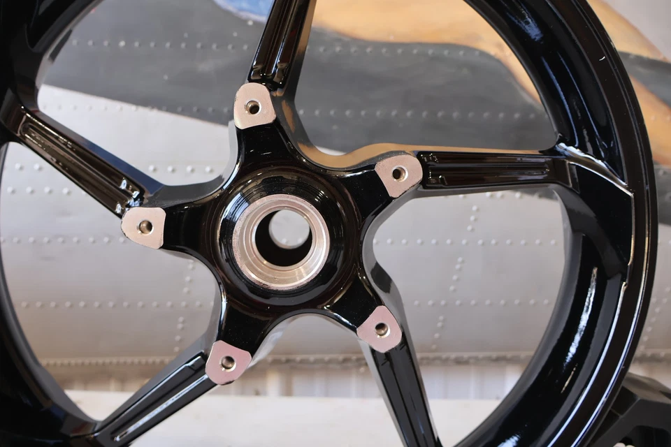 43300481 НОВОЕ ОРИГИНАЛЬНОЕ ПЕРЕДНЕЕ КОЛЕСО HARLEY FXSE PRO STREET BREAKOUT АГРЕССОР 2016-2017 годов выпуска - Изображение 2 из 4