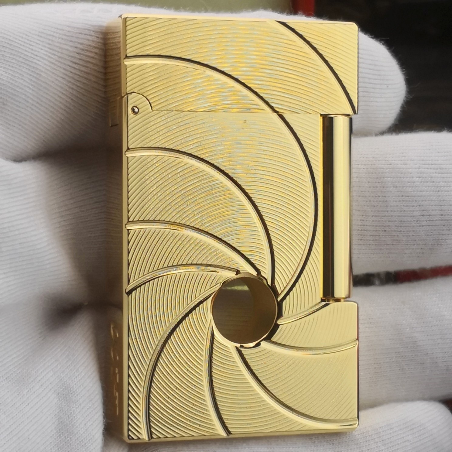 S.T. Dupont Classic Gold &ldquo;Ghost&rdquo; 007 Metal Lighter