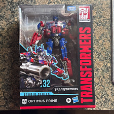 Sealed  Hasbro Transformers Studio Series 32 Optimus Prime Voyager   Backdrop
