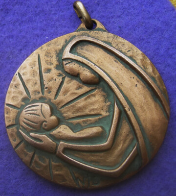 Vintage breite BRONZE MEDAILLE JUNGFRAU MIT KIND NJD Klosterhandwerk ND SPIELZEUG